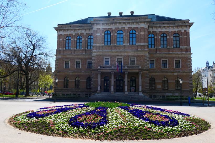 Palača HAZU-a  - prva važna institucija izvan Gornjeg grada