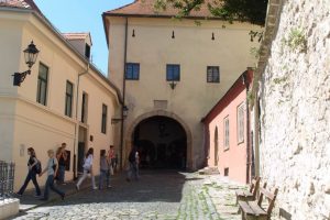 Porta di pietra – luogo di pellegrinaggio nel cuore di Zagabria