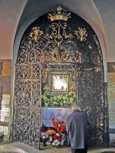 Porta di pietra – luogo di pellegrinaggio nel cuore di Zagabria